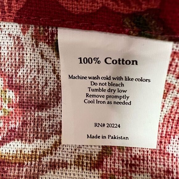 Four 100 % cotton napkins red floral print 20 x 20 - Picture 3 of 4